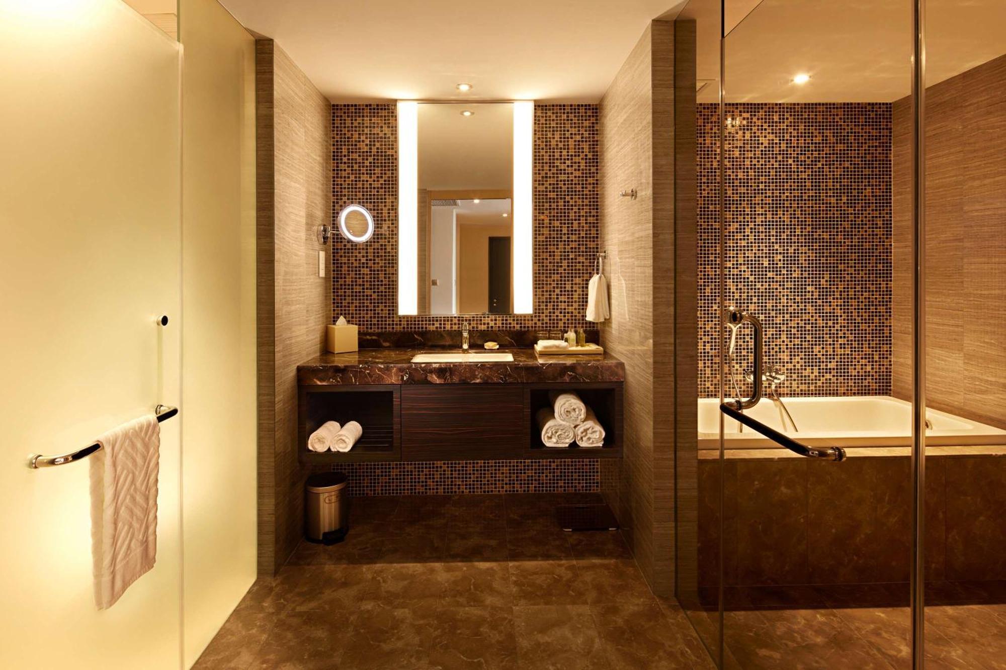 Hotel Doubletree By Hilton Melaka Exterior foto Bathroom