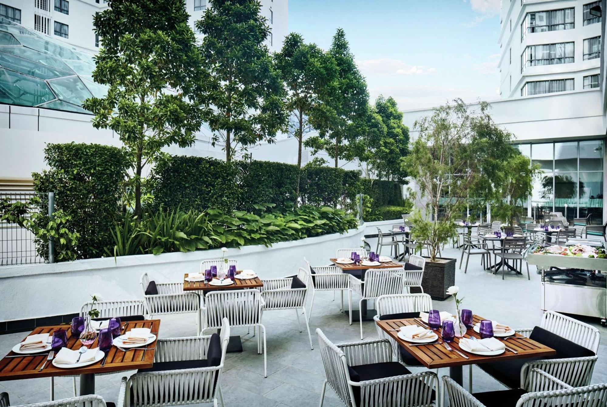 Hotel Doubletree By Hilton Melaka Exterior foto The outdoor dining area at the hotel