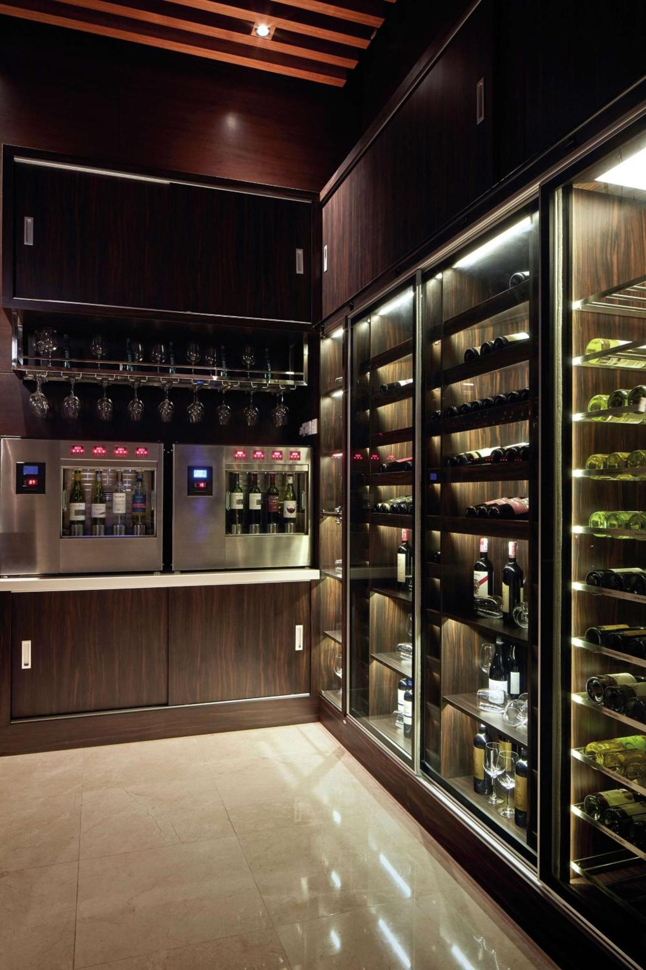 Hotel Doubletree By Hilton Melaka Exterior foto Wine storage
