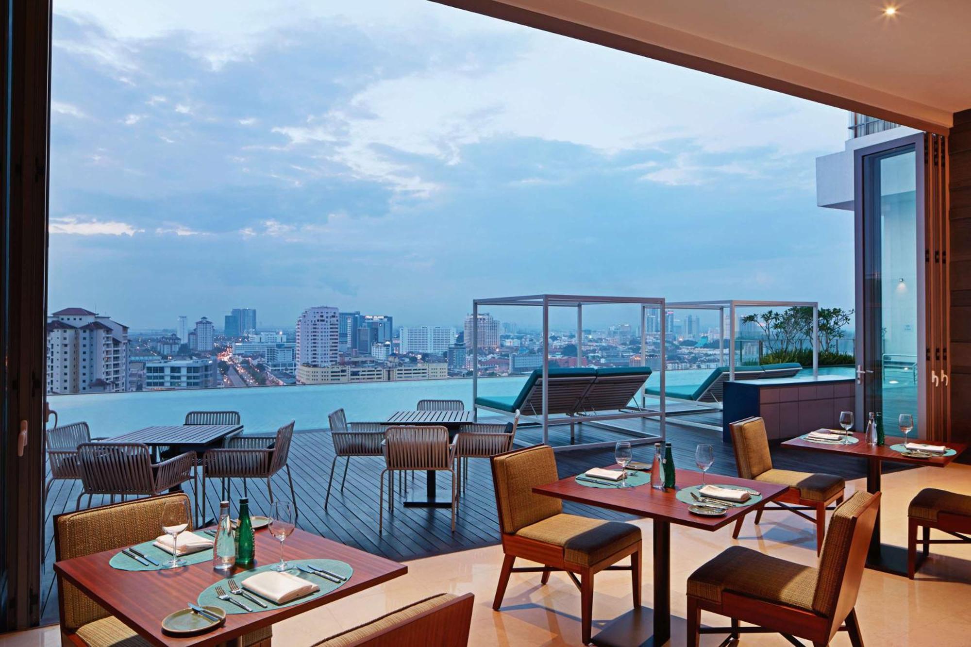 Hotel Doubletree By Hilton Melaka Exterior foto The 360° Bar