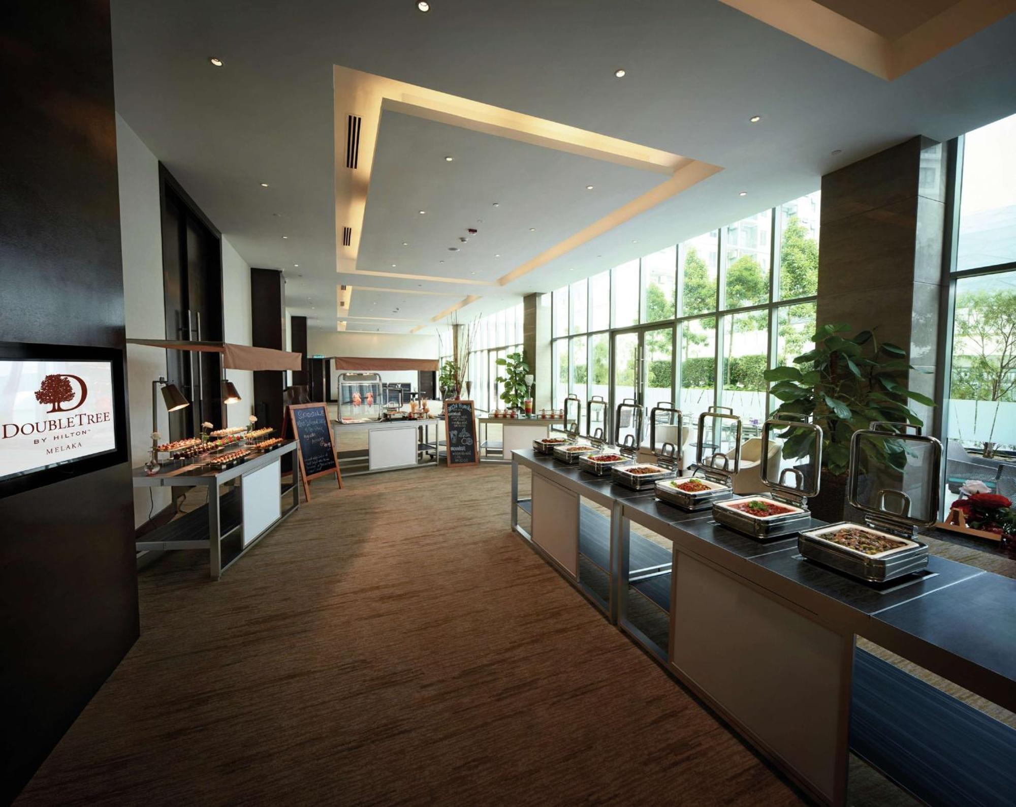 Hotel Doubletree By Hilton Melaka Exterior foto The lounge at KLIA