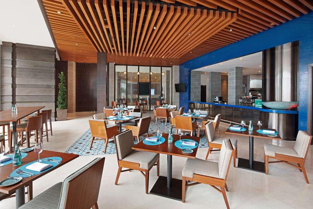Hotel Doubletree By Hilton Melaka Restaurant foto The restaurant