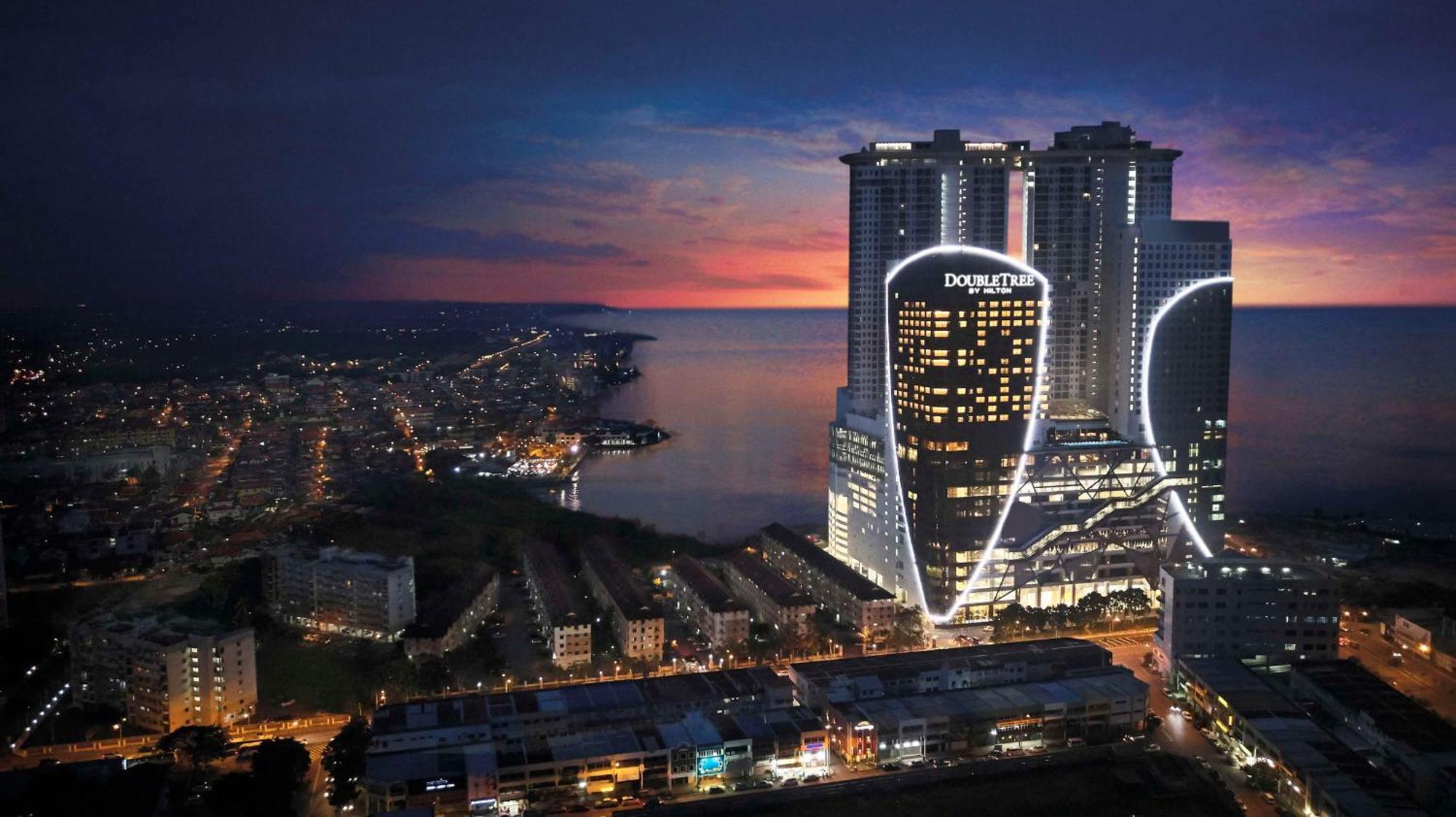 Hotel Doubletree By Hilton Melaka Exterior foto The complex at night