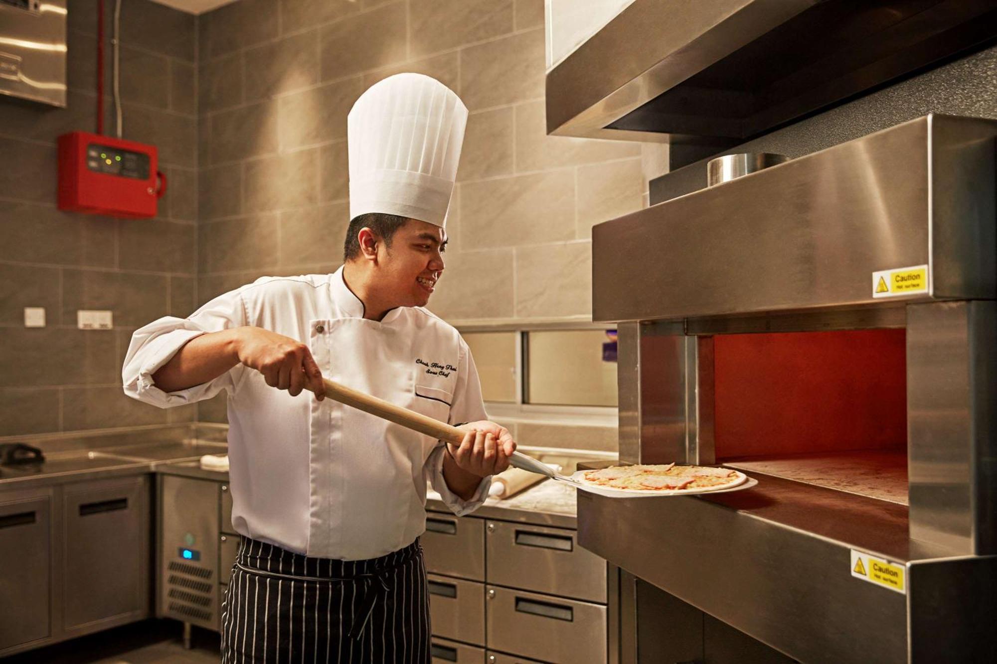 Hotel Doubletree By Hilton Melaka Exterior foto A pizzaiolo preparing a pizza