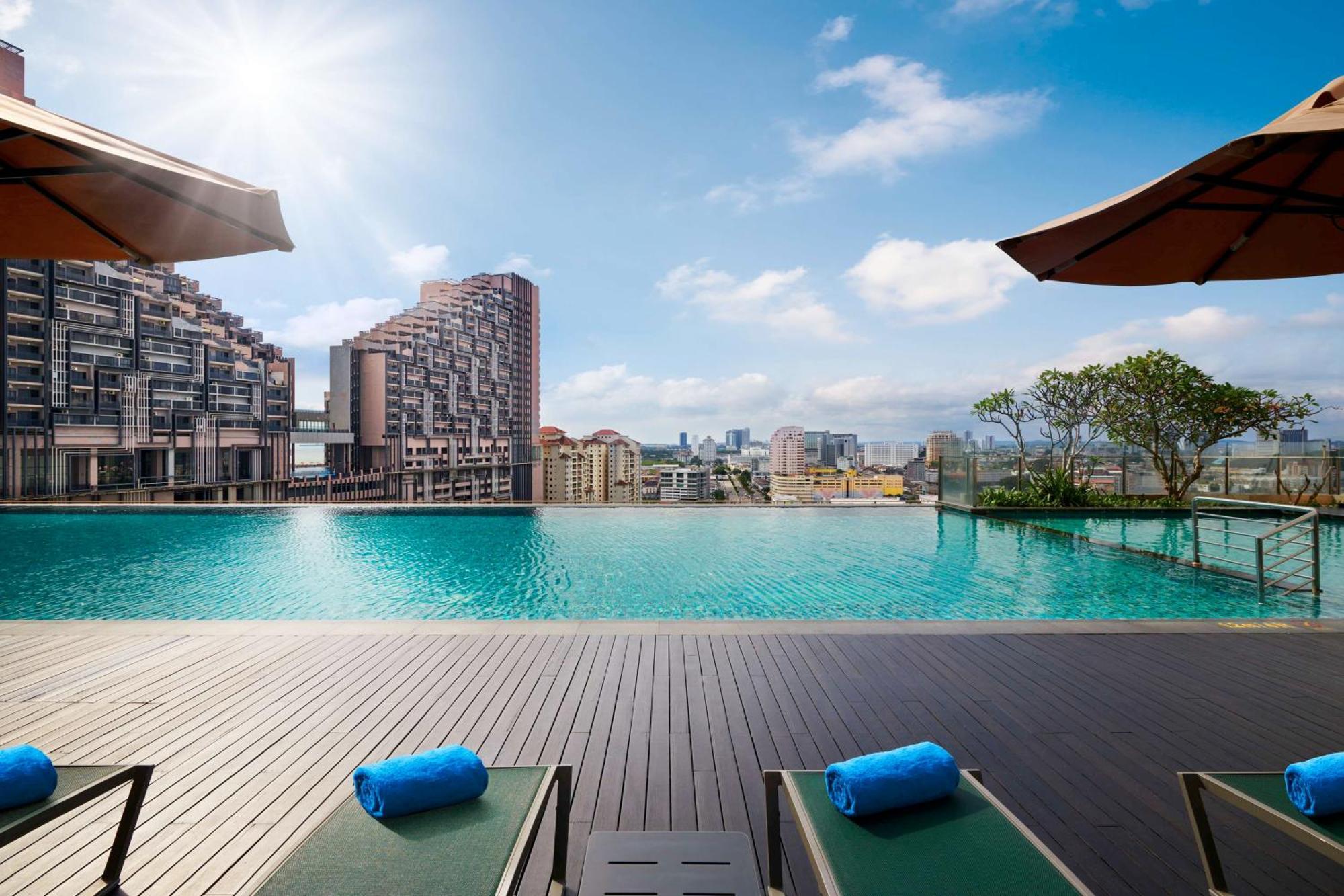 Hotel Doubletree By Hilton Melaka Exterior foto The swimming pool at the hotel